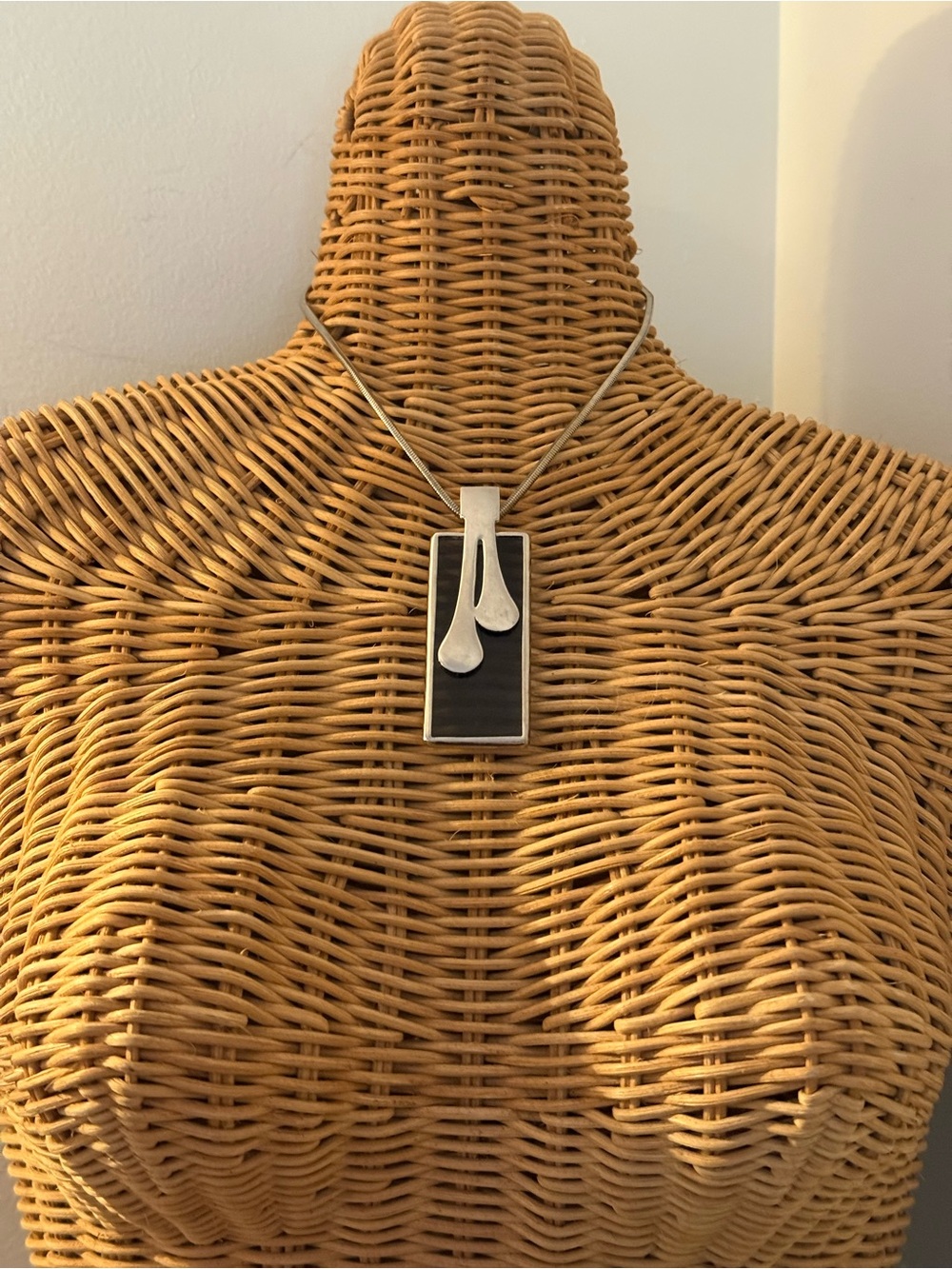 Unique, vintage necklace w see through back
